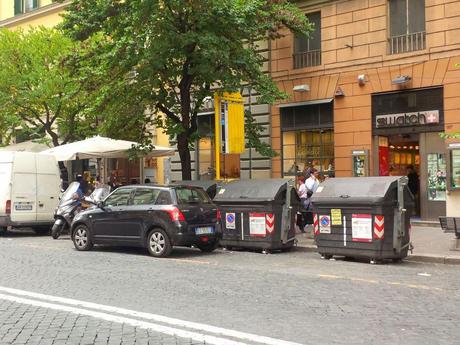 Trenta foto da via Cola di Rienzo. Commercianti che pagate qui gli affitti dei vostri negozi? Siete degli emeriti imbecilli, ecco tutto