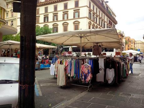 Trenta foto da via Cola di Rienzo. Commercianti che pagate qui gli affitti dei vostri negozi? Siete degli emeriti imbecilli, ecco tutto