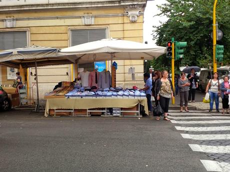 Trenta foto da via Cola di Rienzo. Commercianti che pagate qui gli affitti dei vostri negozi? Siete degli emeriti imbecilli, ecco tutto