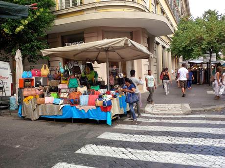 Trenta foto da via Cola di Rienzo. Commercianti che pagate qui gli affitti dei vostri negozi? Siete degli emeriti imbecilli, ecco tutto