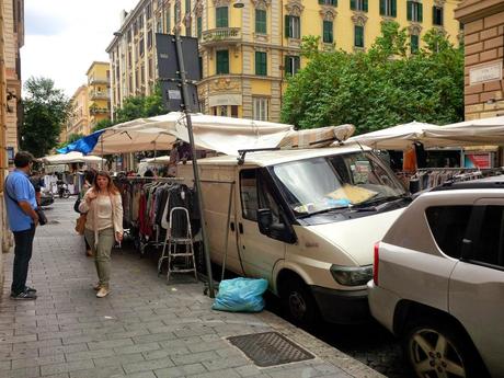 Trenta foto da via Cola di Rienzo. Commercianti che pagate qui gli affitti dei vostri negozi? Siete degli emeriti imbecilli, ecco tutto