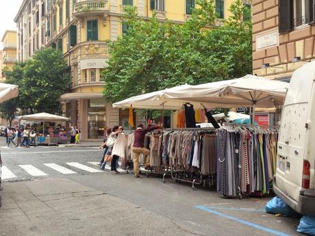 Trenta foto da via Cola di Rienzo. Commercianti che pagate qui gli affitti dei vostri negozi? Siete degli emeriti imbecilli, ecco tutto