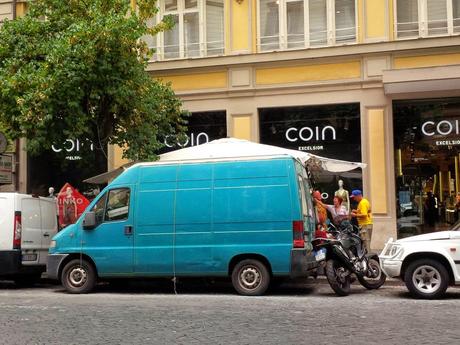 Trenta foto da via Cola di Rienzo. Commercianti che pagate qui gli affitti dei vostri negozi? Siete degli emeriti imbecilli, ecco tutto