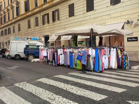 Trenta foto da via Cola di Rienzo. Commercianti che pagate qui gli affitti dei vostri negozi? Siete degli emeriti imbecilli, ecco tutto