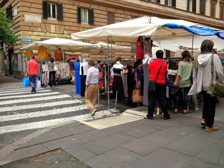 Trenta foto da via Cola di Rienzo. Commercianti che pagate qui gli affitti dei vostri negozi? Siete degli emeriti imbecilli, ecco tutto