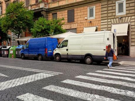 Trenta foto da via Cola di Rienzo. Commercianti che pagate qui gli affitti dei vostri negozi? Siete degli emeriti imbecilli, ecco tutto