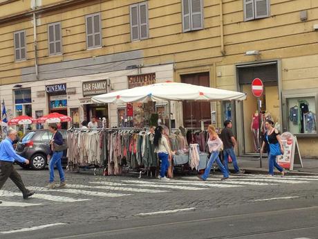 Trenta foto da via Cola di Rienzo. Commercianti che pagate qui gli affitti dei vostri negozi? Siete degli emeriti imbecilli, ecco tutto