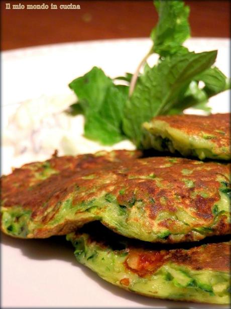 FRITTELLine DI ZUCCHINE e feta con salsa di cetrioli e yogurt