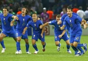 La gioia dei giocatori italiani per la vittoria dei mondiali del 2006