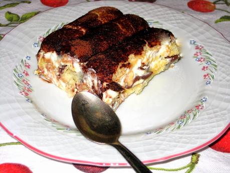 Il tiramisù è un dolce classico che viene rivisitato in chiave estiva con ricotta e cioccolato.