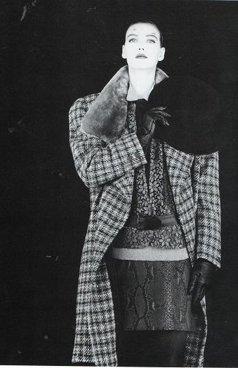 Krizia 1987-88 - Cappotto a quadri irregolari, con collo in castoro,con una gonna in pitone- Foto Giovanni Gastel