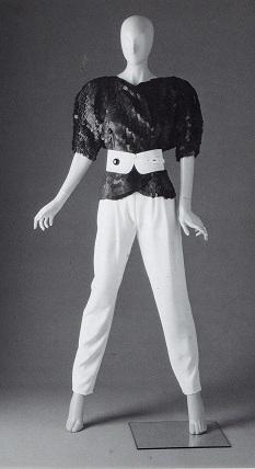 Krizia 1984 Completo da sera composto da giacchino con paillettes e pantaloni di viscosa