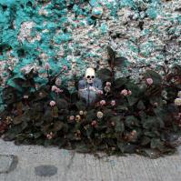 Cement eclipses di Isaac Cordal