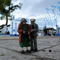 Cement eclipses di Isaac Cordal