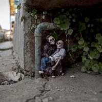 Cement eclipses di Isaac Cordal