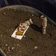 Cement eclipses di Isaac Cordal