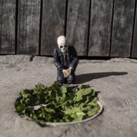 Cement eclipses di Isaac Cordal