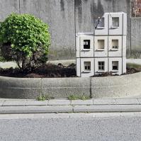 Cement eclipses di Isaac Cordal