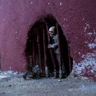 Cement eclipses di Isaac Cordal