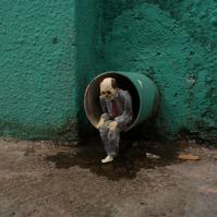 Cement eclipses di Isaac Cordal