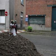 Cement eclipses di Isaac Cordal