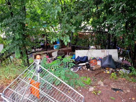 Tutte le foto degli accampamenti abusivi di Via del Cappellaccio. Ma, signori, le foto non rendono...