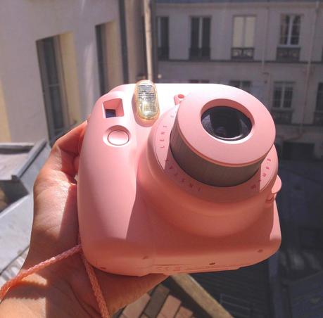L'obiettivo della Instax Mini 8 rosa - foto di Elisa Chisana Hoshi