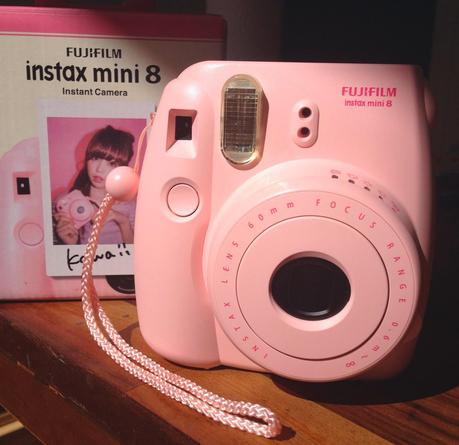 Instax Mini 8 rosa - foto di Elisa Chisana Hoshi