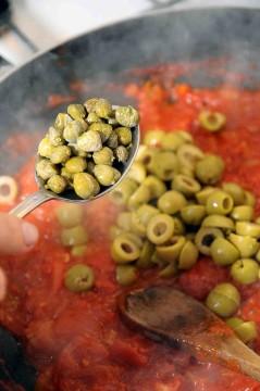 capperi nel pomodoro