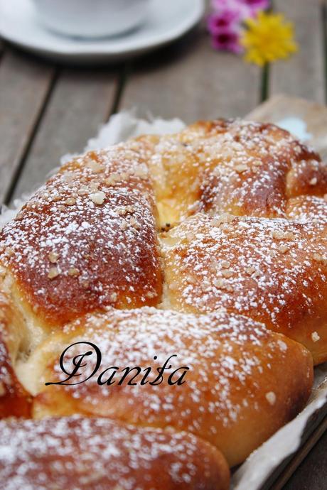 Treccione con crema pasticcera e gocce di cioccolato