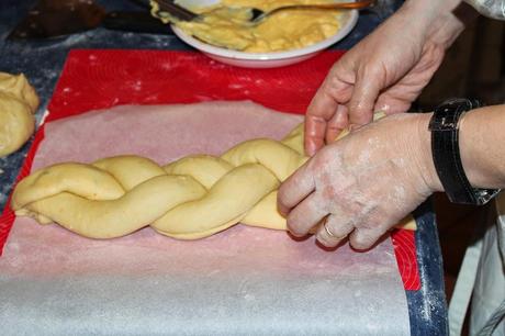 Treccione con crema pasticcera e gocce di cioccolato