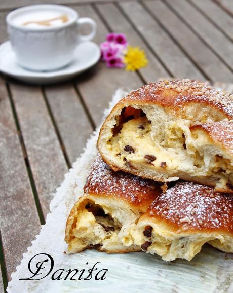 Treccione con crema pasticcera e gocce di cioccolato