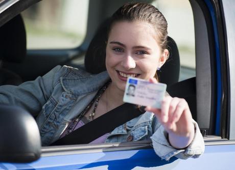 Assicurazione auto, scende per i neopatentati sale (a volte) per gli altri