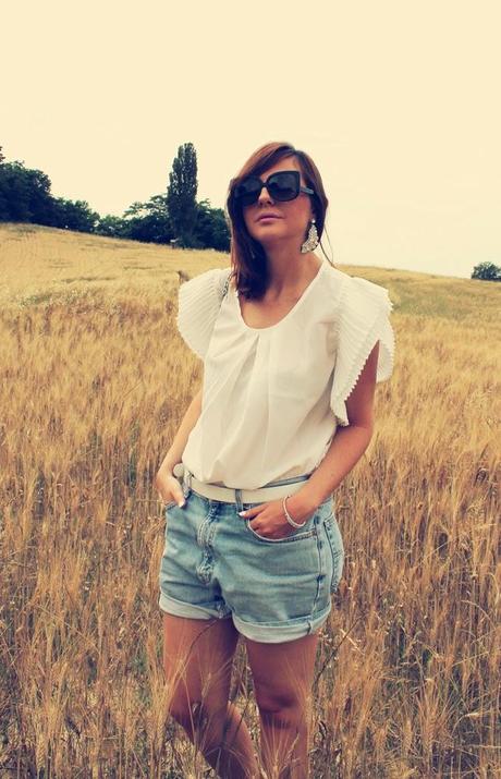 Outfit: Shorts Levi's 501 e top bianco con rouches