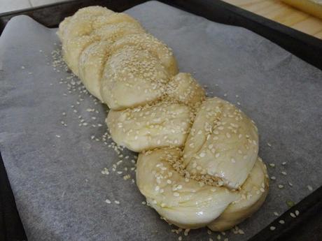 Treccia di pane al latte con semi di sesamo (MdP)