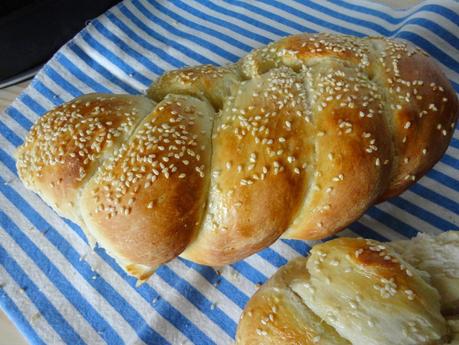 Treccia di pane al latte con semi di sesamo (MdP)