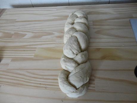 Treccia di pane al latte con semi di sesamo (MdP)