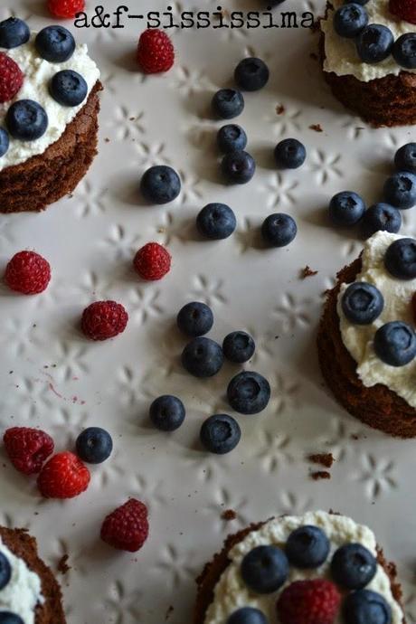 mini cake al cioccolato con mirtilli e lamponi