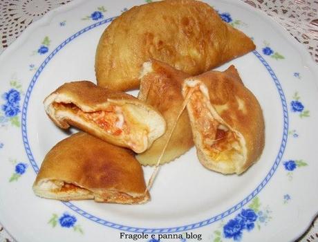 Panzerotti con pomodoro mozzarella ed origano