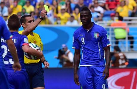 L'arbitro messicano Moreno mostra il cartellino giallo a Mario Balotelli, fermato per gioco scorretto. Afp