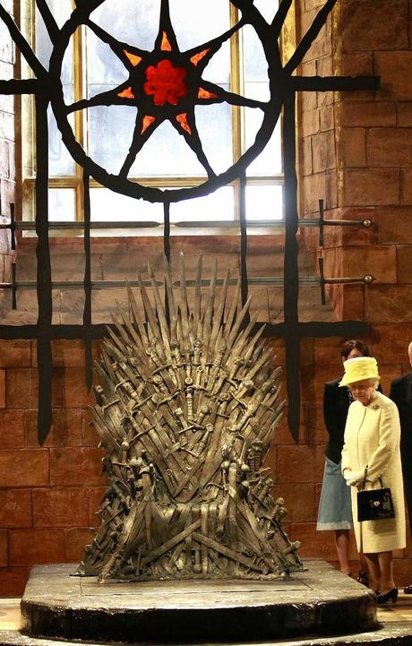 La Regina Elisabetta visita il set di Game of Thrones