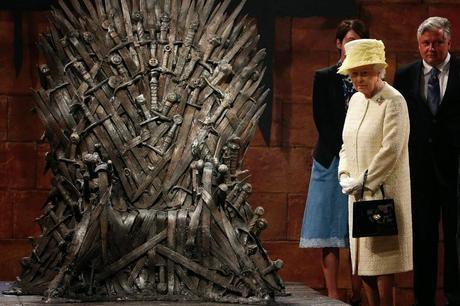 La Regina Elisabetta visita il set di Game of Thrones
