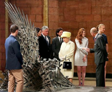 La Regina Elisabetta visita il set di Game of Thrones