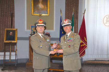 Modena/ Accademia Militare. Il Generale Bernardini saluta la Bandiera