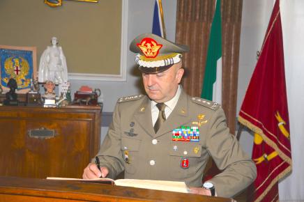 Modena/ Accademia Militare. Il Generale Bernardini saluta la Bandiera