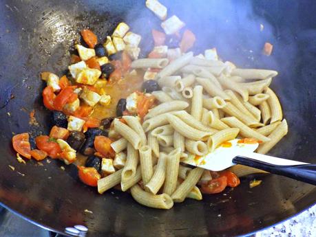 Penne integrali al sugo semplice di pesce spada