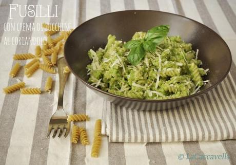 pasta, fusilli, coriandolo, coriander, zucchine, zucchini, basilico, basil, menta, mint, pesto, crema, cream