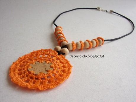 Collana di sughero, legno e cotone arancione