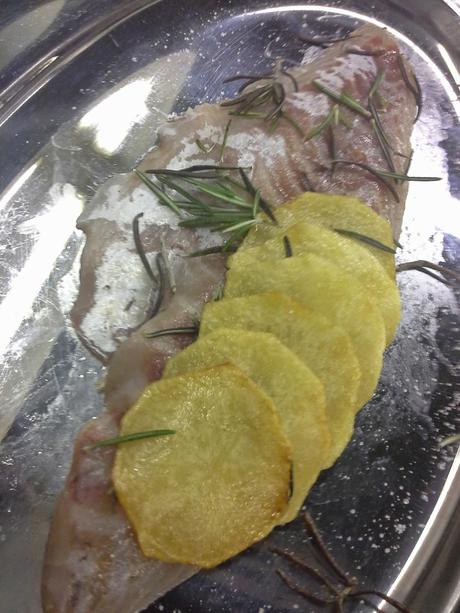 Filetto di branzino e patate al rosmarino con gamberone su crostone di pane di segale