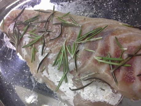 Filetto di branzino e patate al rosmarino con gamberone su crostone di pane di segale